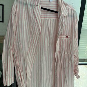 Cute subtle heart button up, Size XL